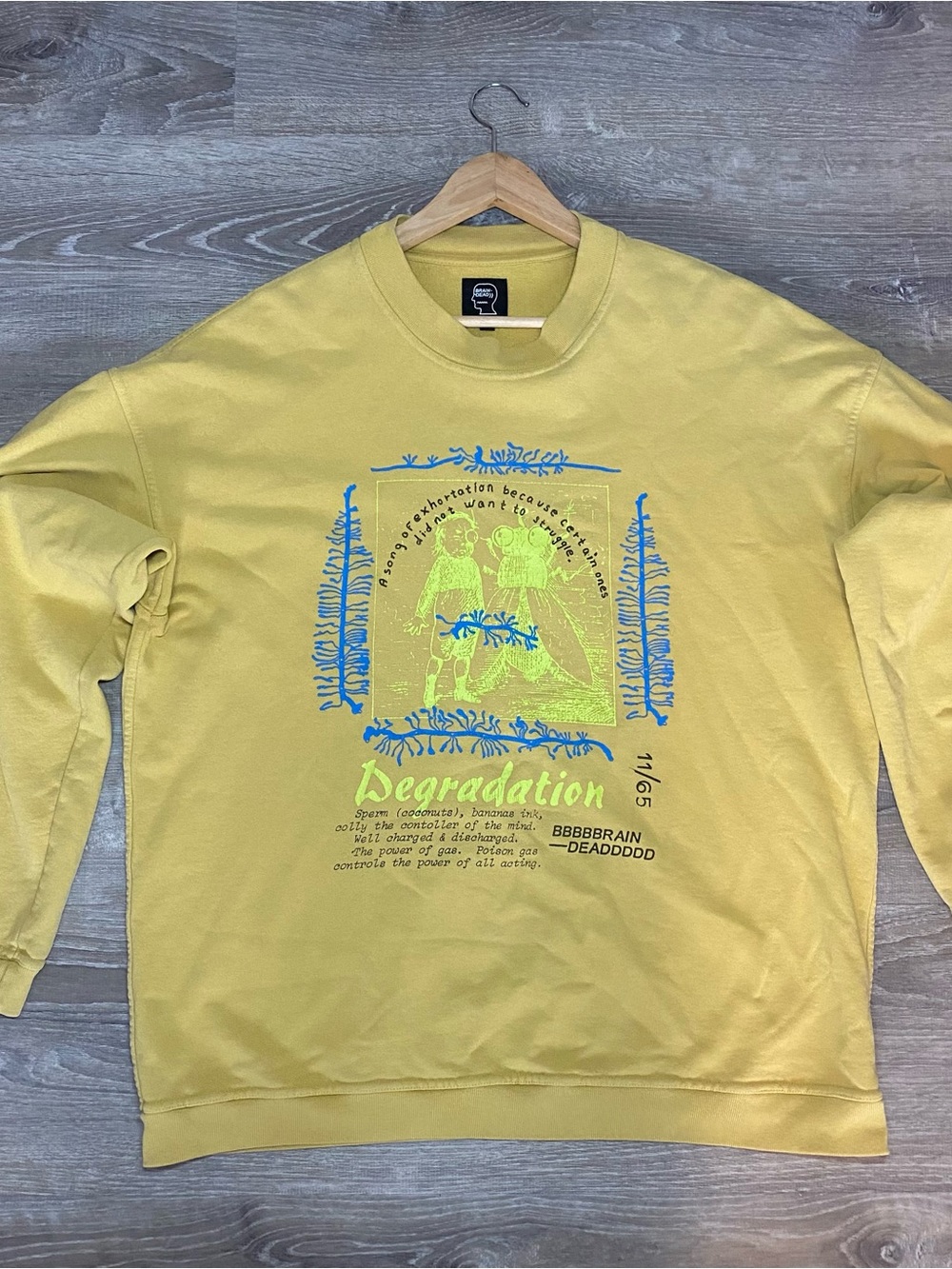 Brain Dead Men’s Degradation Graphic Crewneck Sweatshirt Yellow Large Made USA